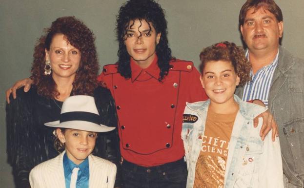 Michael Jackson, junto a una de las familias.