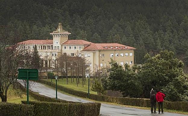 Edificio principal de la finca de Ribavellosa, rodeado de un entorno de rica biodiversidad que puede conocerse a través de una red de senderos. 