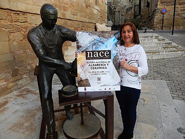 La alcaldesa de Navarrete, Marisa Corzana, con el cartel de Nace 2019. 