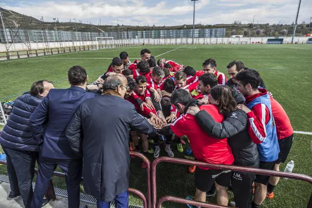 Félix Revuelta, de espaldas, ayer con la plantilla de la UD Logroñés. :: 