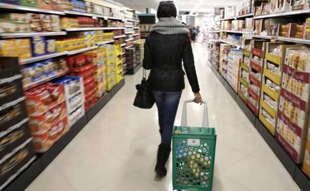 Una mujer hace la compra en el supermercado.