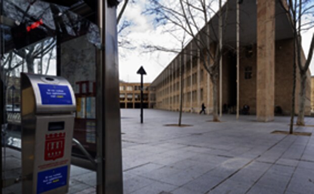 Imagen principal - Sobre estas líneas, una papelera con una comuniacción gráfica, en la plaza del Ayuntamiento. Abajo, señales en el suelo de la Laurel y en una papelera. 