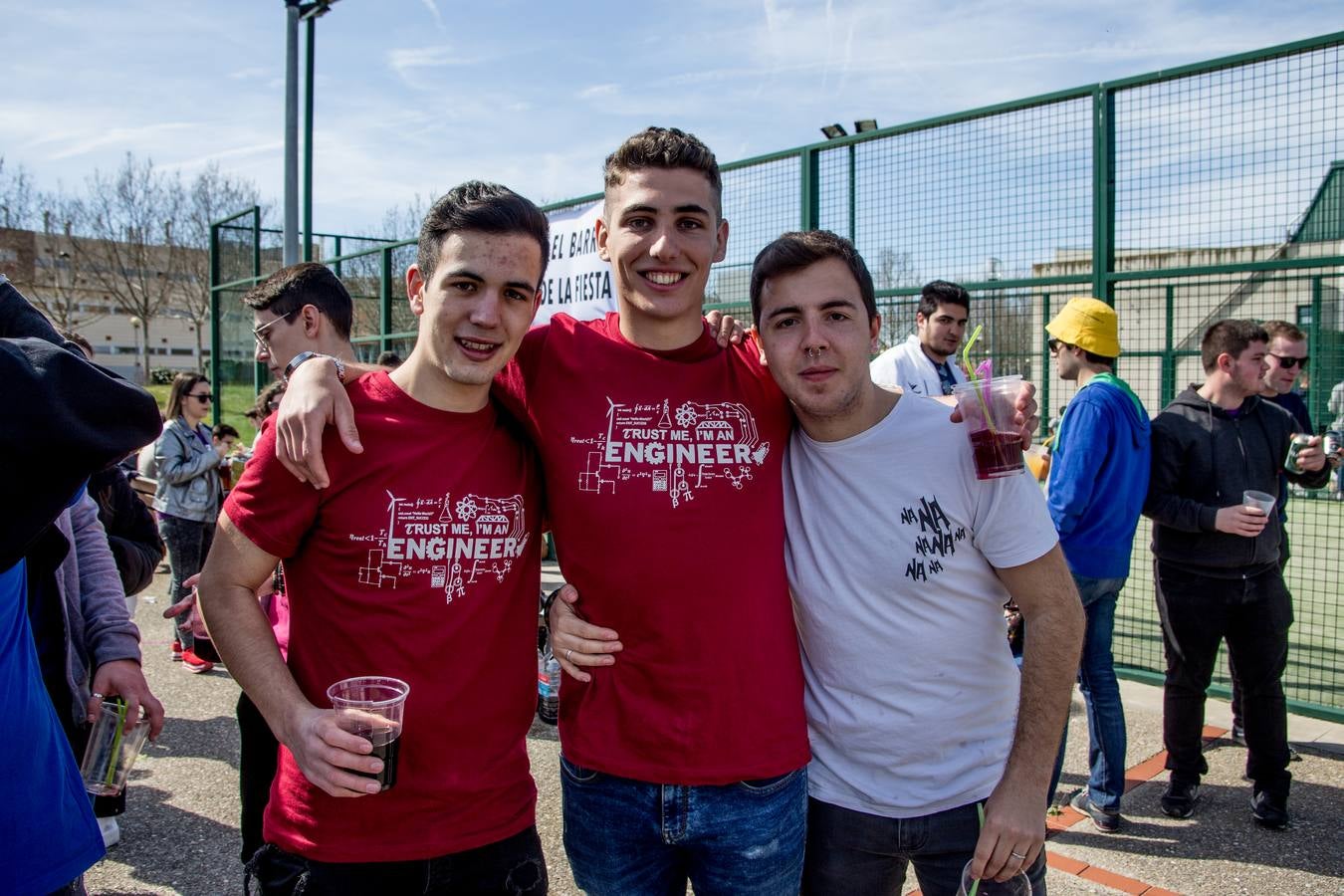Cientos de estudiantes se reúnen, una año más, para celebrar la multitudinaria fiesta universitaria