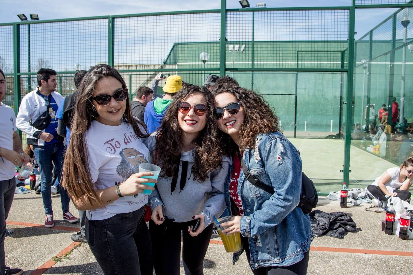 Cientos de estudiantes se reúnen, una año más, para celebrar la multitudinaria fiesta universitaria