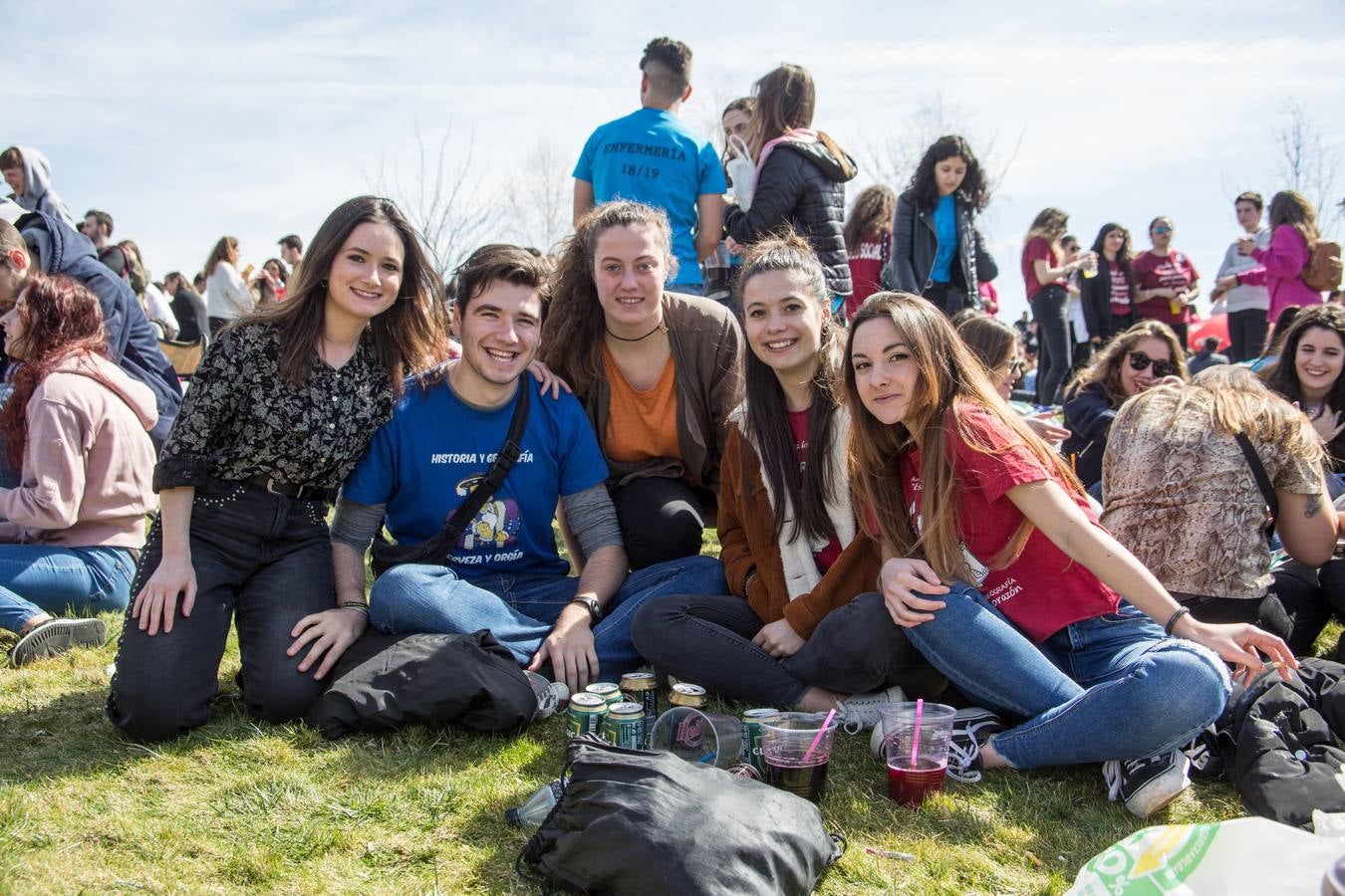 Cientos de estudiantes se reúnen, una año más, para celebrar la multitudinaria fiesta universitaria