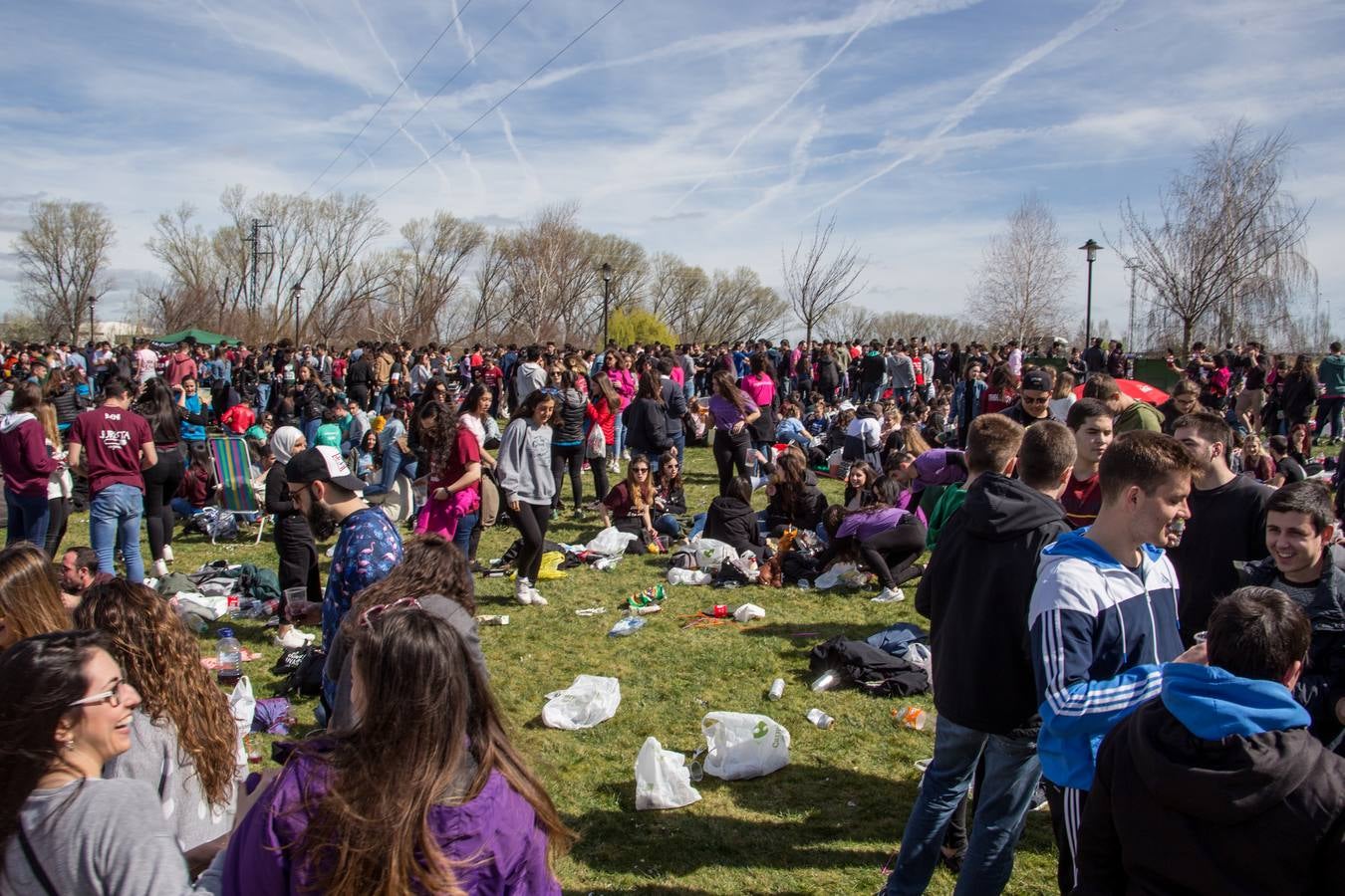 Cientos de estudiantes se reúnen, una año más, para celebrar la multitudinaria fiesta universitaria