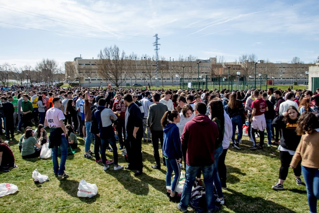 Cientos de estudiantes se reúnen, una año más, para celebrar la multitudinaria fiesta universitaria