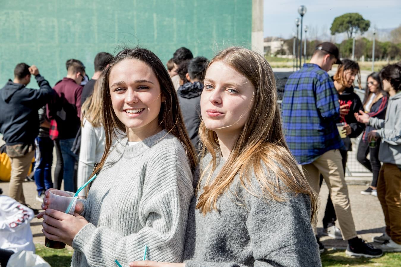Cientos de estudiantes se reúnen, una año más, para celebrar la multitudinaria fiesta universitaria