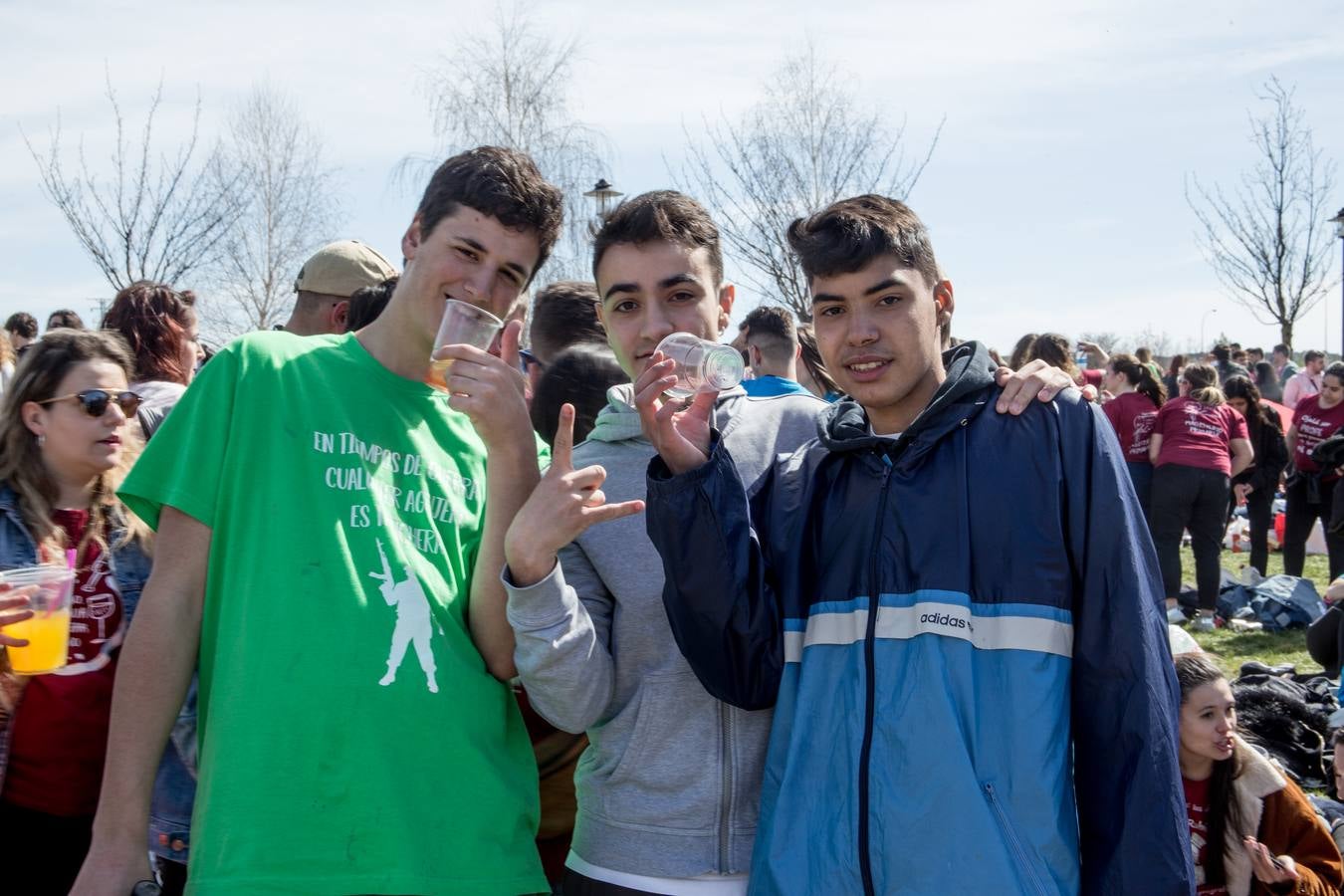 Cientos de estudiantes se reúnen, una año más, para celebrar la multitudinaria fiesta universitaria