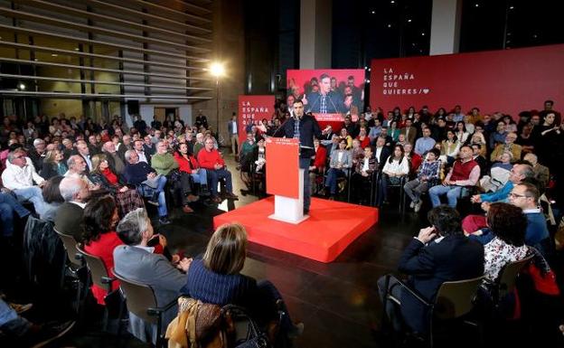 Sánchez, rodeado por Hermoso de Mendoza y Andreu, al término del mitin, en la imagen de la izquierda; a la derecha, durante su intervención. :: 