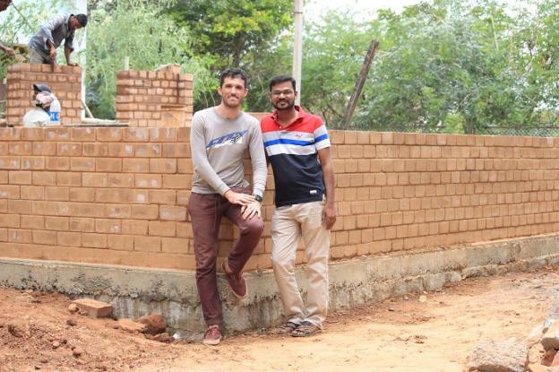 Iván Puerta, junto a una construcción en la India. :: 