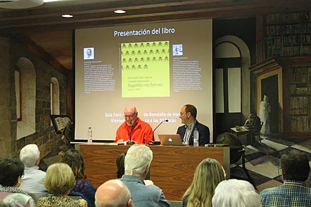 Carmelo Hernando y Fernando Sáez Aldana presentando su libro en la Sala Faro del Palacio de Bendaña de Haro. 