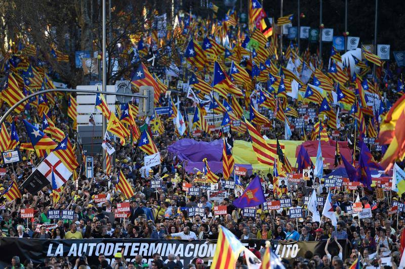 Colectivos independentistas catalanes se han concentrado este sábado en Madrid para pedir la liberta de los líderes políticos juzgados por el 'procés'.