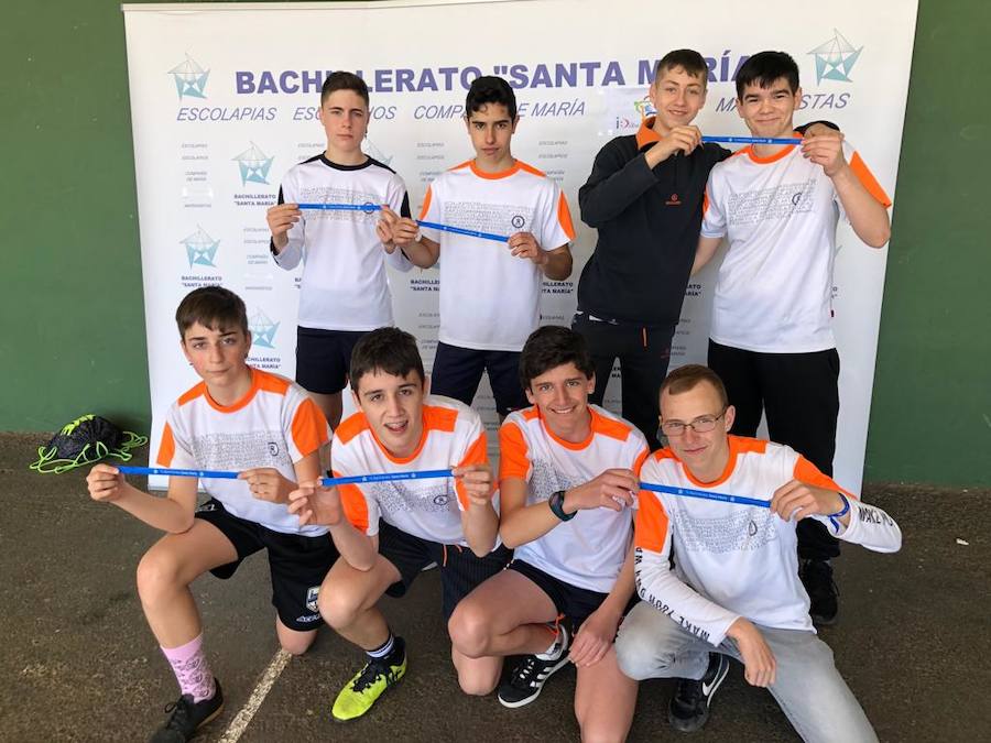 Más de 800 jóvenes se reúnen en el Bachillerato Santa María para jugar a fútbol, baloncesto y voleibol