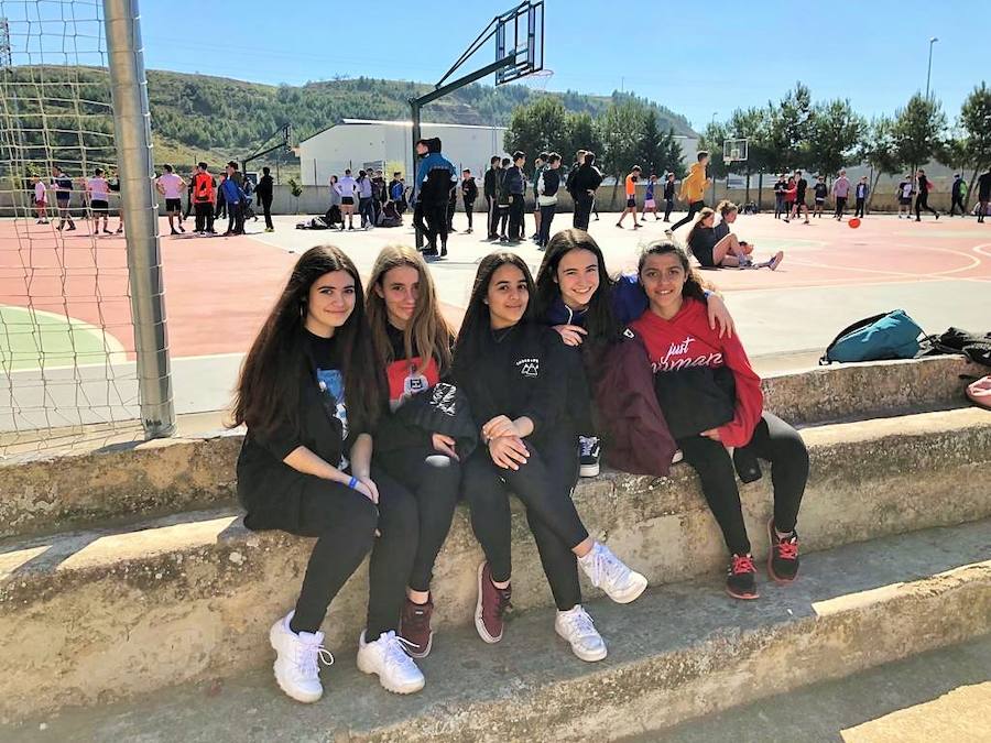 Más de 800 jóvenes se reúnen en el Bachillerato Santa María para jugar a fútbol, baloncesto y voleibol