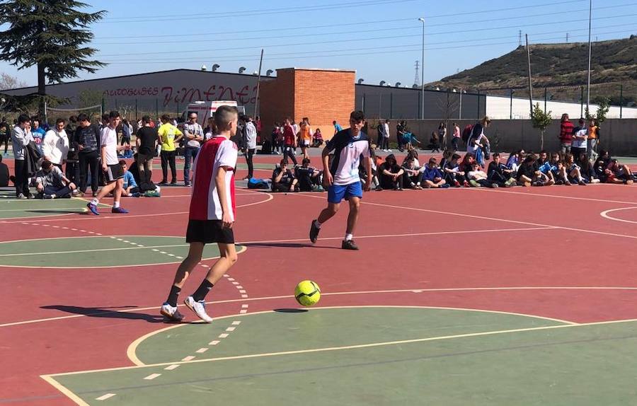 Más de 800 jóvenes se reúnen en el Bachillerato Santa María para jugar a fútbol, baloncesto y voleibol
