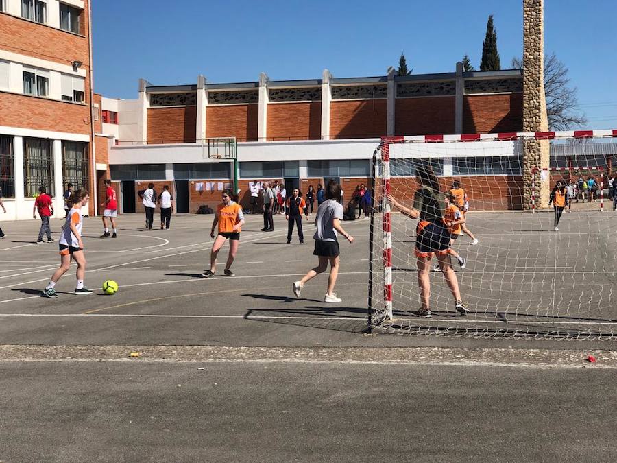 Más de 800 jóvenes se reúnen en el Bachillerato Santa María para jugar a fútbol, baloncesto y voleibol