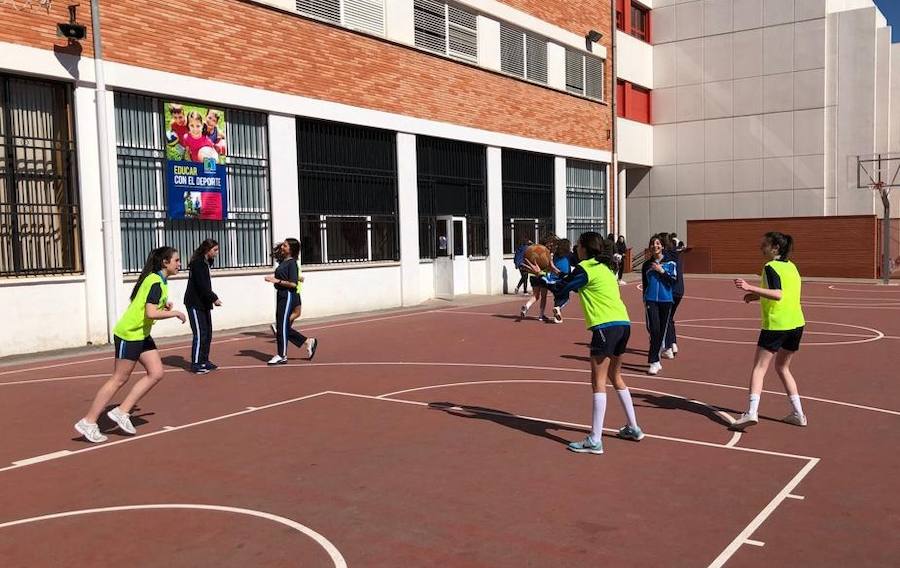 Más de 800 jóvenes se reúnen en el Bachillerato Santa María para jugar a fútbol, baloncesto y voleibol