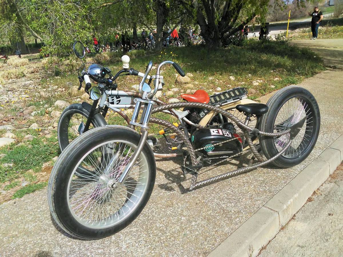 Un pelotón de máquinas artesanas y tuneadas se concentra y pasea por la capital riojana