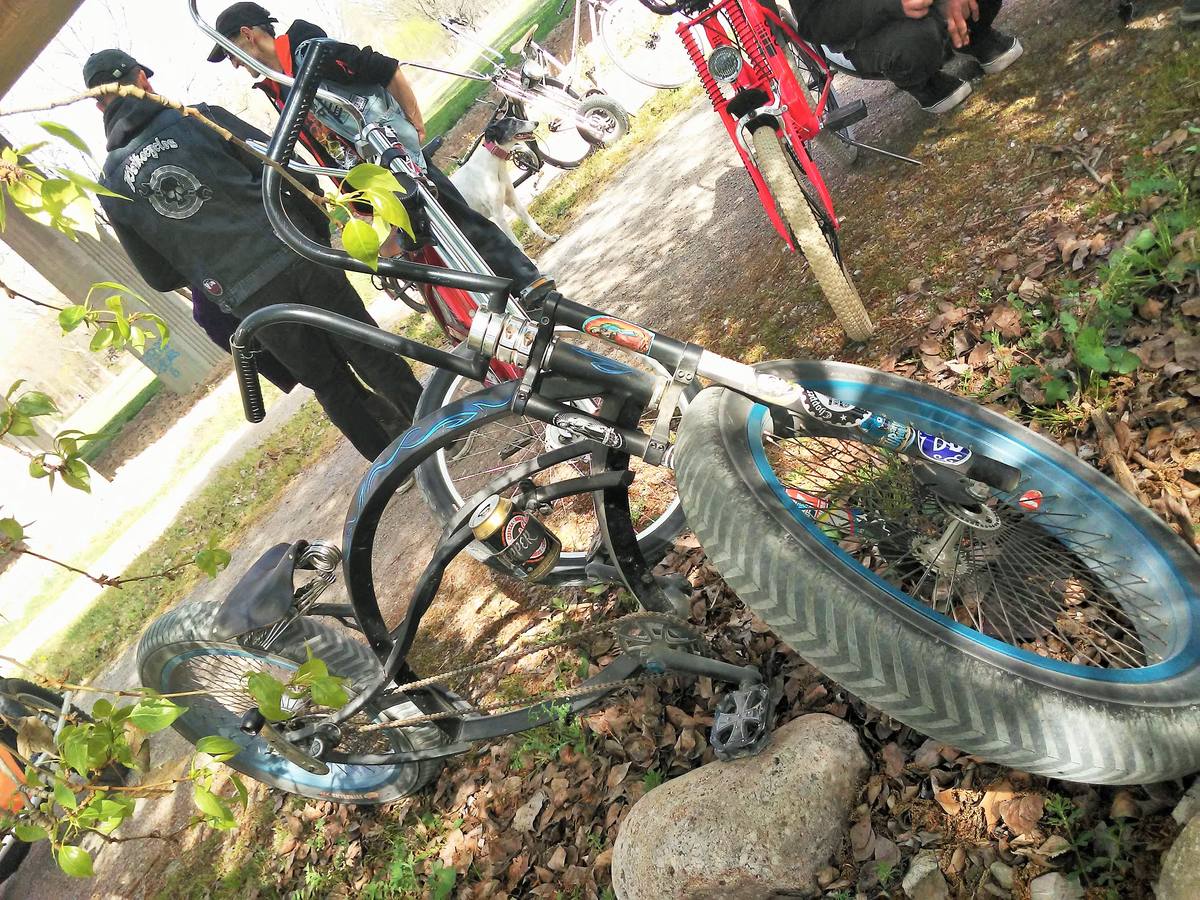 Un pelotón de máquinas artesanas y tuneadas se concentra y pasea por la capital riojana