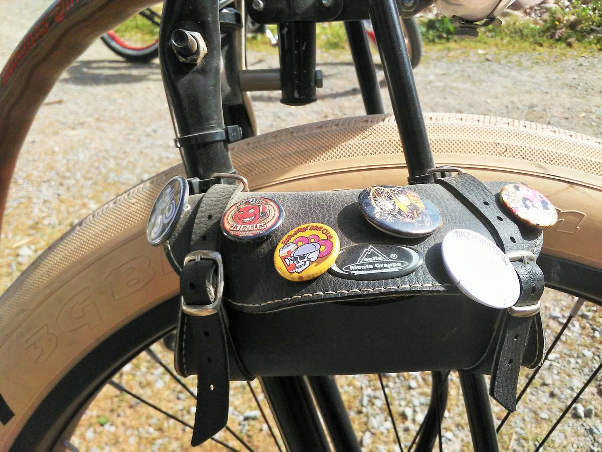 Un pelotón de máquinas artesanas y tuneadas se concentra y pasea por la capital riojana