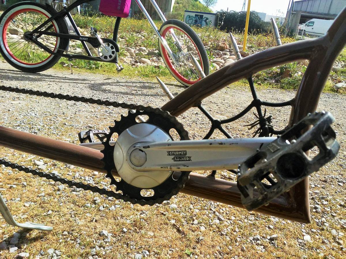 Un pelotón de máquinas artesanas y tuneadas se concentra y pasea por la capital riojana