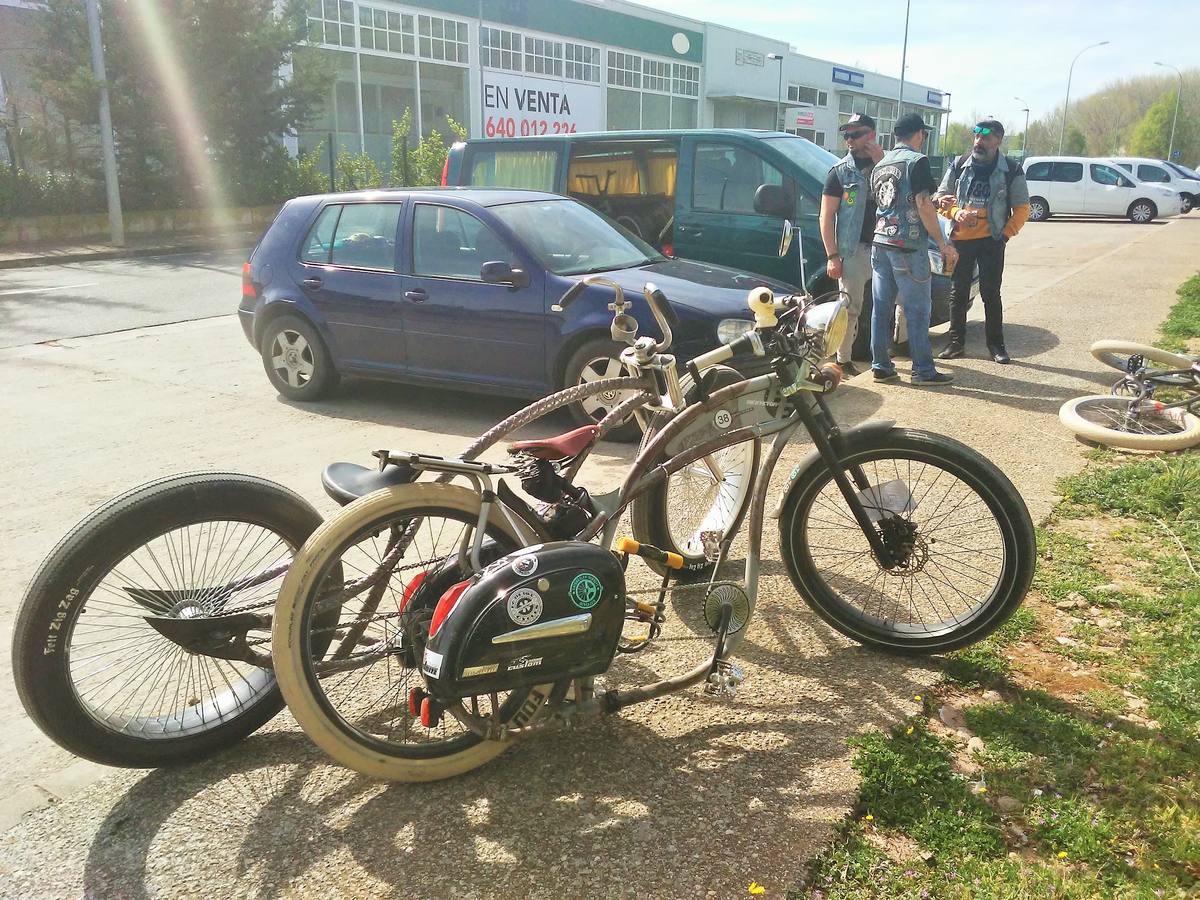 Un pelotón de máquinas artesanas y tuneadas se concentra y pasea por la capital riojana