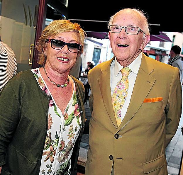 José Luis Alonso, junto a su hija Inmaculada. ::