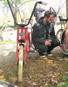 Imagen secundaria 2 - Un pelotón de bicicletas customizadas se pasea por Logroño