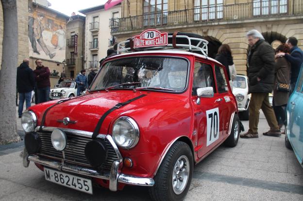 Uno de los Mini que homenajeaba las victorias de la marca en el Rally de Montecarlo.