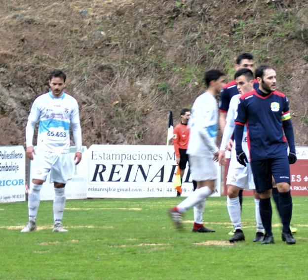 El bigoleador Íñigo, busca posición en el área rival. 