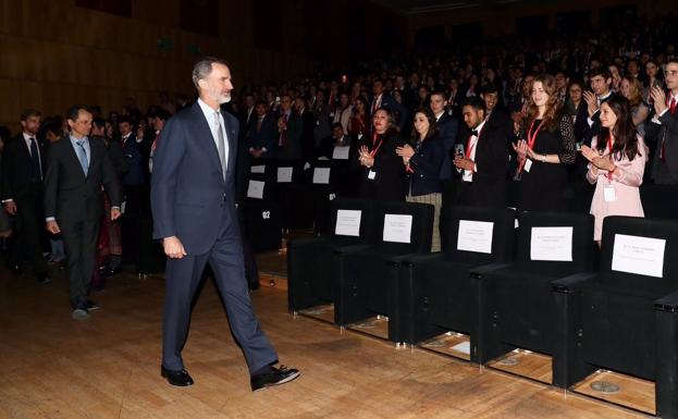 Felipe VI preside la ceremonia de inauguración del WorldMUN, ayer, en Madrid.