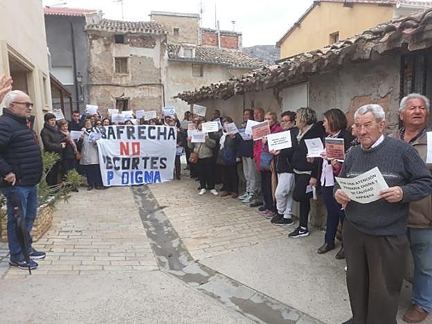 Los vecinos volvieron a concentrarse ayer frente al consultorio. :
