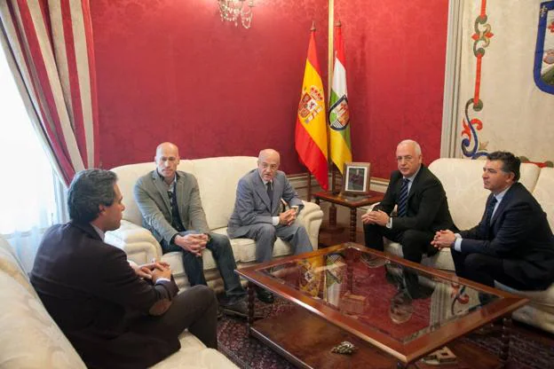 Representantes de la compañía italiana se reunieron ayer con las autoridades riojanas en Logroño. 