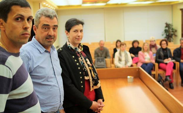 Iván Díaz, Alfredo Montalvo y Esther Medrano, instantes antes de comenzar la reunión.