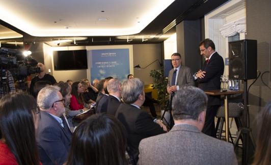 El presidente de REE, Jordi Sevilla, y el consejero delegado, Juan Lasala, durante el encuentro informativo que mantuvieron con los medios de comunicación regionales en la noche de ayer.