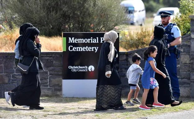 Familiares llegan a los funerales de las 50 víctimas de los tiroteos en la mezquita de Christchurch en el cementerio Memorial Park.