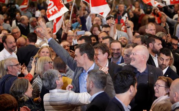 El presidente del Gobierno y secretario general del PSOE, Pedro Sánchez (c) durante un acto político de su formación en la Universidad de Alicante. 