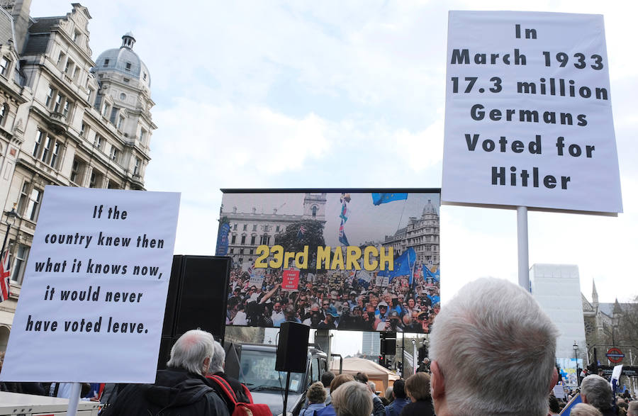 Un millón de británicos, según los organizadores, procedentes de las islas escocesas, de Bristol, Mánchester o Leeds se han manifestado por el centro de Londres para exigir que se celebre un segundo referéndum sobre el 'Brexit'.