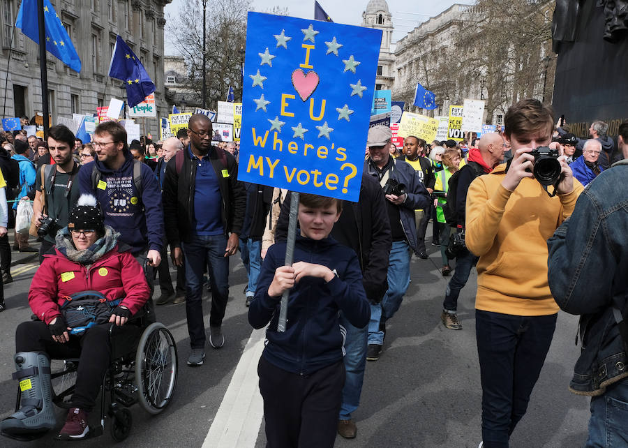 Un millón de británicos, según los organizadores, procedentes de las islas escocesas, de Bristol, Mánchester o Leeds se han manifestado por el centro de Londres para exigir que se celebre un segundo referéndum sobre el 'Brexit'.