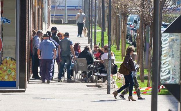 Paseos y vermú, ayer en la calle Estambrera, en el barrio de Cascajos. :