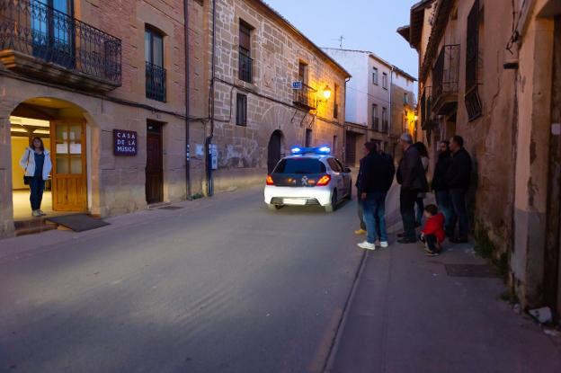 Vecinos de San Asensio esperando los resultados. 