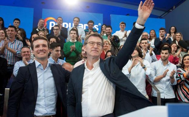 Pablo Casado, acompañado del presidente de la Xunta de Galicia Alberto Núñez Feijóo, en un acto del PP en Vigo. 