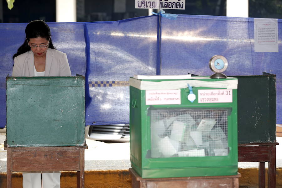 Los tailandeses votan este domingo en las primeras elecciones legislativas que se celebran en el país desde que la junta militar llegó al poder mediante un golpe de Estado en 2014.
