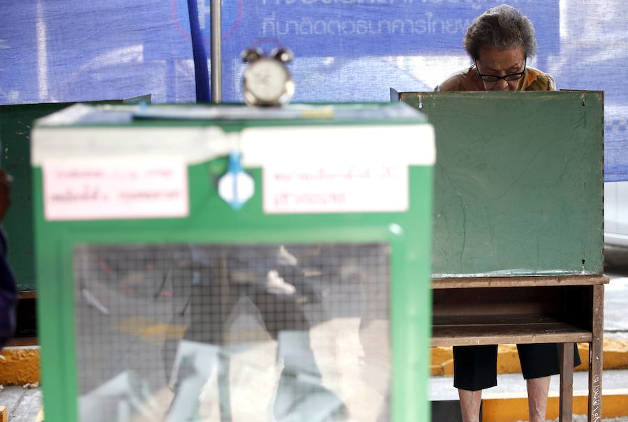 Los tailandeses votan este domingo en las primeras elecciones legislativas que se celebran en el país desde que la junta militar llegó al poder mediante un golpe de Estado en 2014.