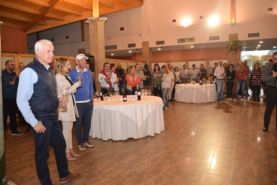 Los asistentes tuvieron ocasión de probar los caldos de la bodega de Briñas