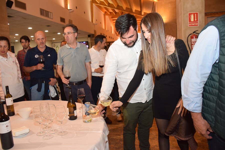 Los asistentes tuvieron ocasión de probar los caldos de la bodega de Briñas