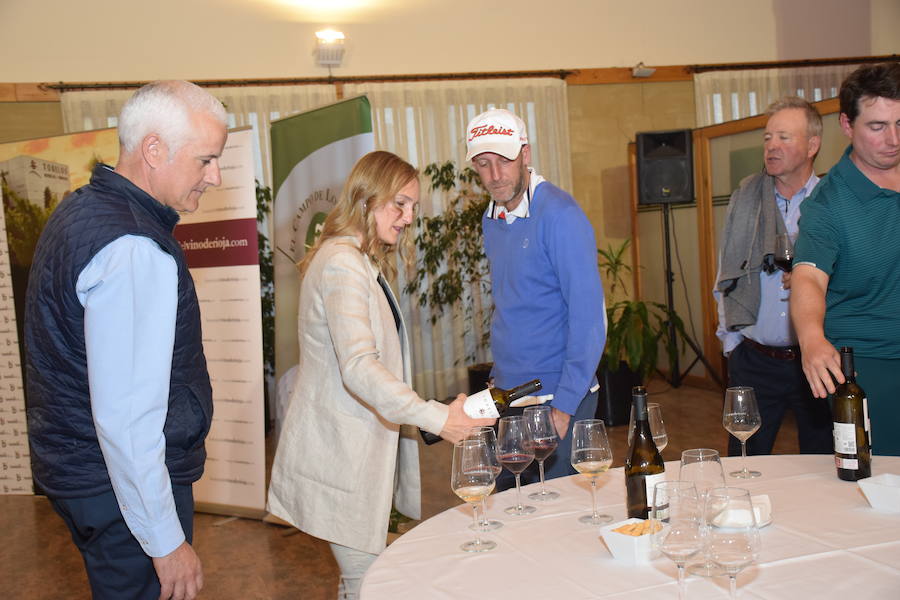 Los asistentes tuvieron ocasión de probar los caldos de la bodega de Briñas