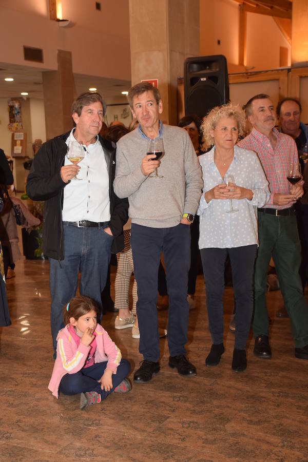 Los asistentes tuvieron ocasión de probar los caldos de la bodega de Briñas