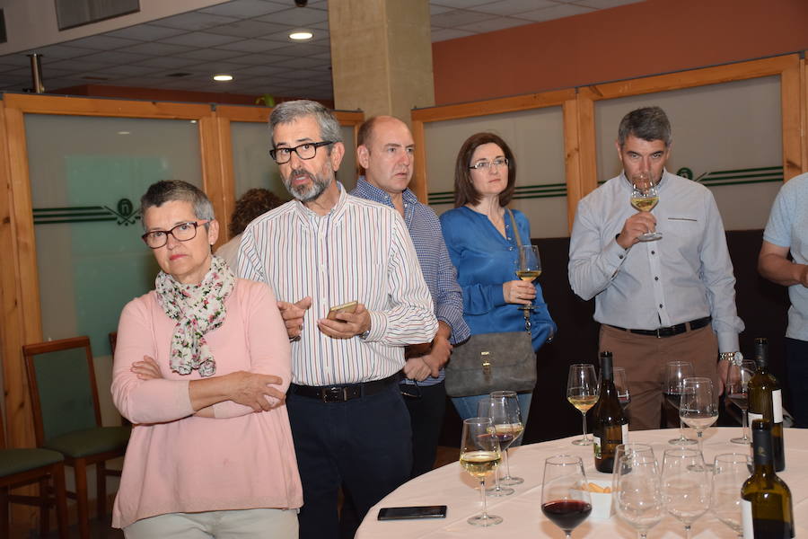 Los asistentes tuvieron ocasión de probar los caldos de la bodega de Briñas